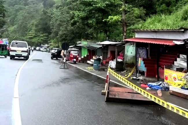 Kandy-Colombo road closed from Pahala Kadugannawa once again, essential services vehicles permitted Kandy-Colombo road closed from Pahala Kadugannawa once again, essential services vehicles permitted