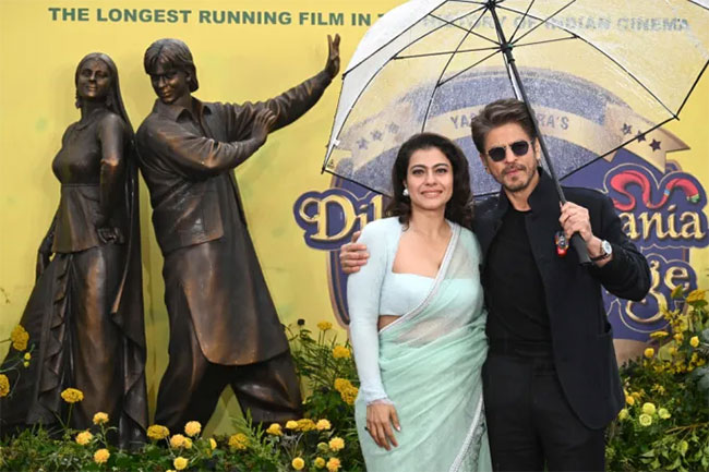 Shah Rukh Khan and Kajol unveil bronze statue in London to mark DDLJ 30th Anniversary
