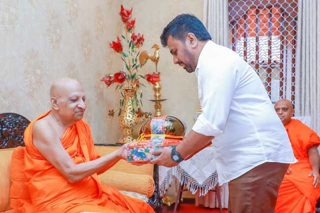 President briefs Malwathu Chapter Mahanayake Thera on disaster relief programmes