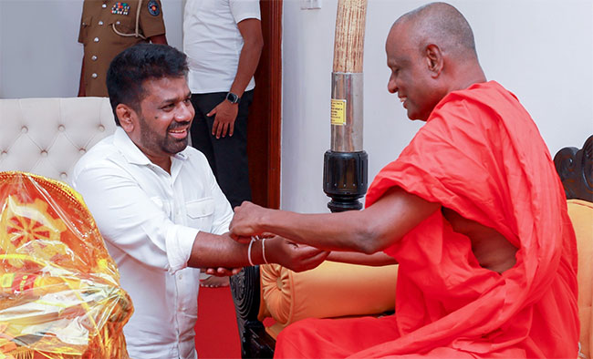 President calls on Atamasthanadipathi Thero