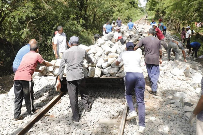 Renovation work on ColomboPuttalam railway line underway