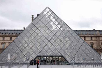 Water leak in Louvre damages hundreds of books