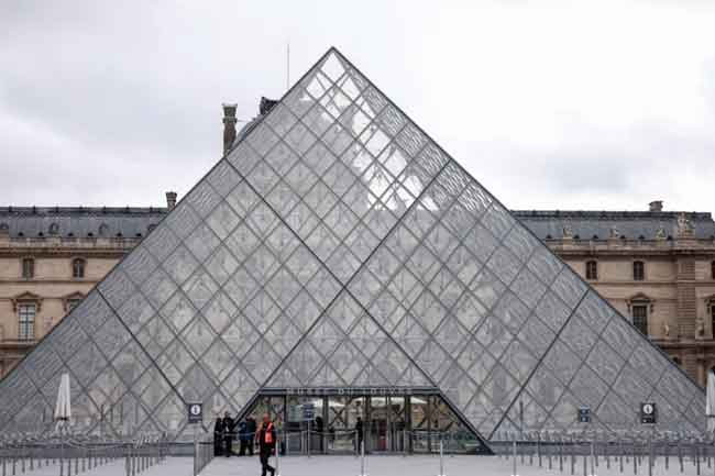 Water leak in Louvre damages hundreds of books