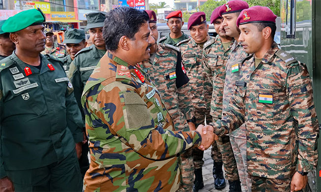 Army Chief meets Indian and Pakistani personnel engaged in rescue and relief operations