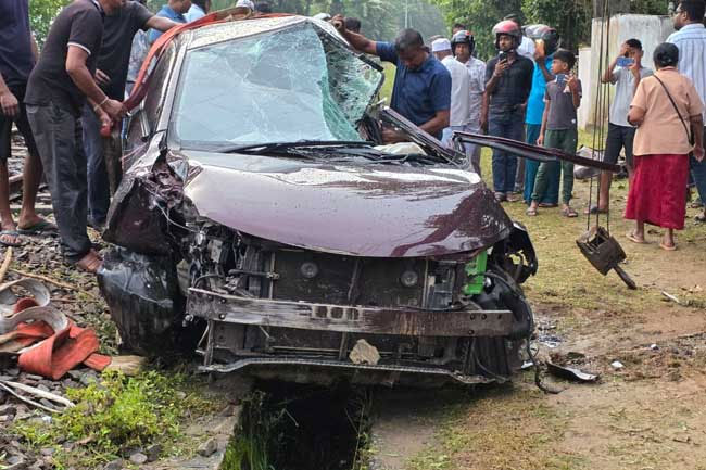 Train collides with car at Piyadigama railway crossing in Galle