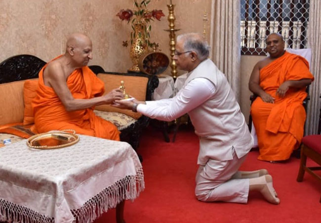 Indian HC briefs Asgiriya, Malwatta chief prelates on cyclone relief efforts