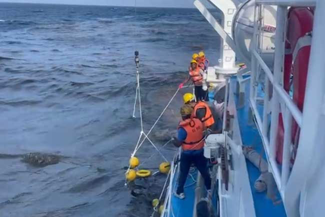 Leakage reported in pipeline from ship unloading crude oil at Colombo Port