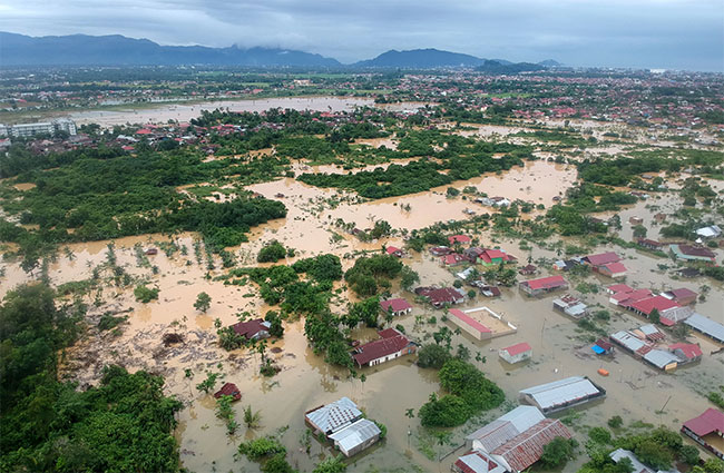 Floods and landslides in Indonesias Sumatra kill over one thousand people