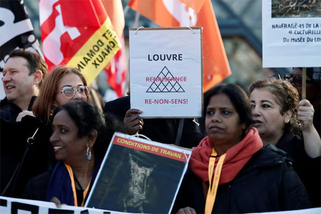 France�s Louvre museum remains shut as workers weigh strike extension