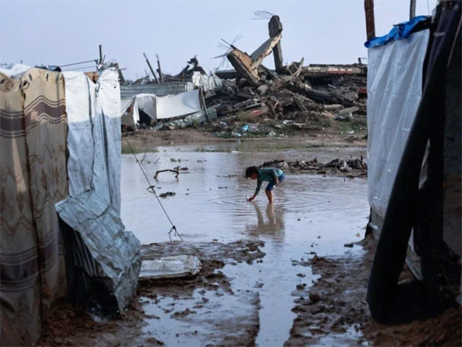 Heavy rains worsen conditions for displaced Gazans, UN warns