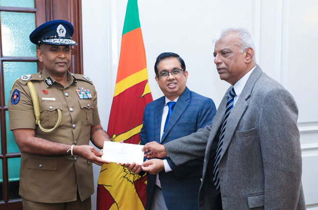 Sri Lanka Police officers donate day�s salary to �Rebuilding Sri Lanka� fund