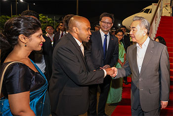 Chinese FM visits Sri Lanka briefly�