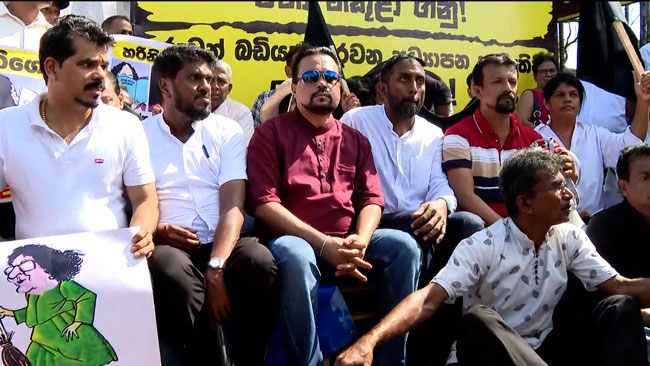 Wimal Weerawansa ends Satyagraha  against education reforms