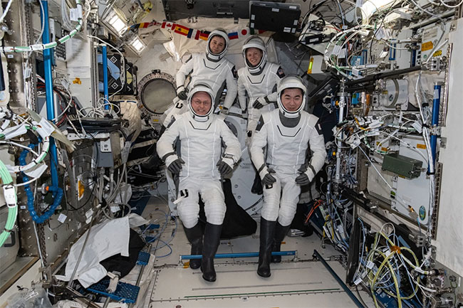 Ailing astronaut returns to Earth early in NASA�s first medical evacuation