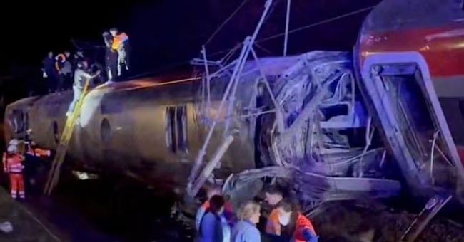 Two high-speed trains derail in Spain, police sources say 21 people killed