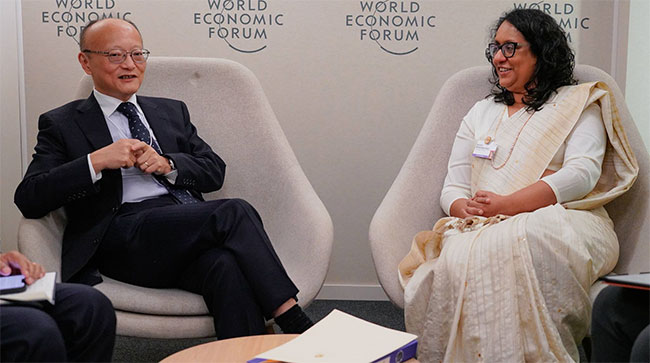 PM Harini holds discussions with ADB President in Davos