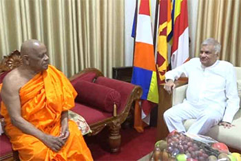 Ex-President Ranil calls on Malwathu and Asgiriya Chief Prelates