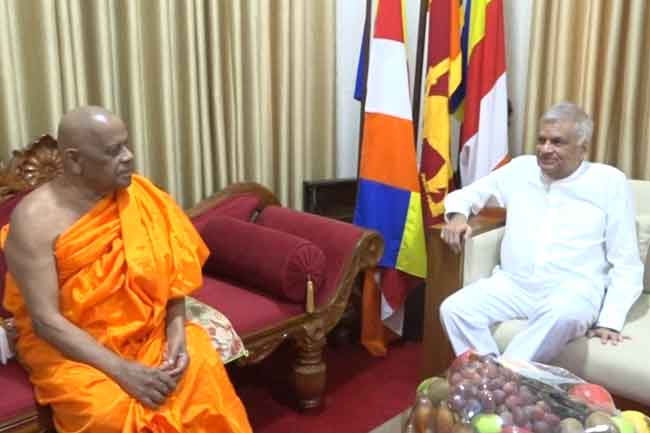 Ex-President Ranil calls on Malwathu and Asgiriya Chief Prelates