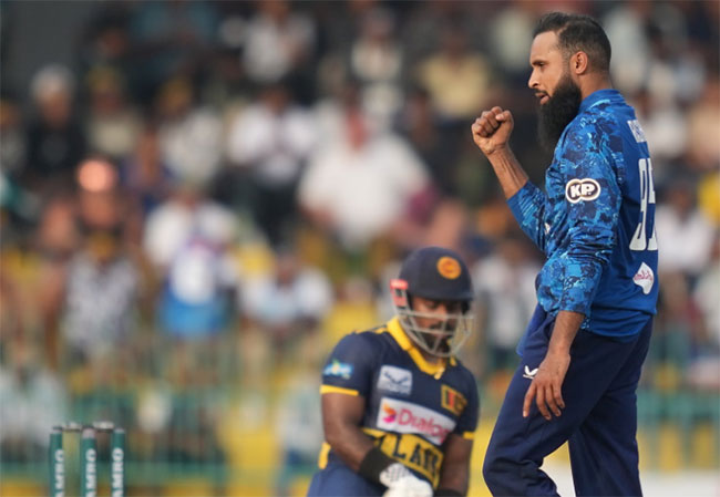 England bowl out Sri Lanka for 219 in second ODI