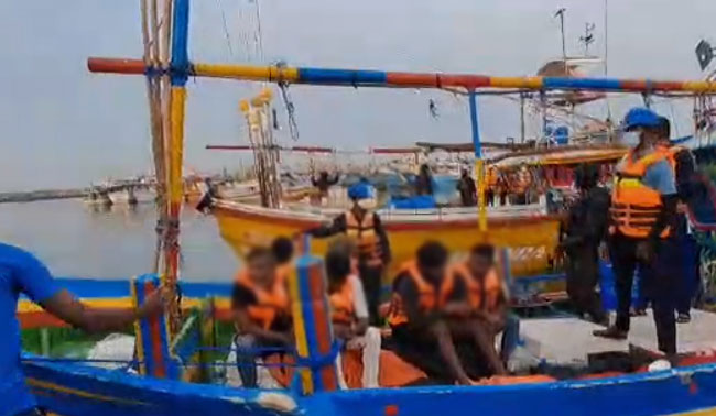 Two fishing boats seized with narcotics off southern coast brought to Dikkowita Harbour