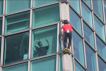 Climber Alex Honnold scales 101-floor skyscraper without safety gear