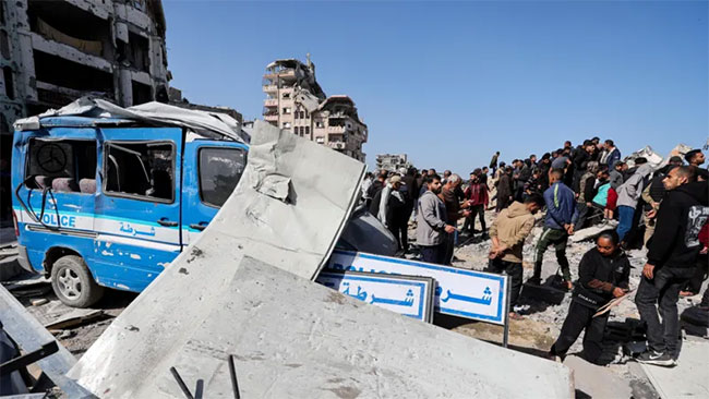 Israeli air strikes kill at least 32 Palestinians in Gaza