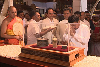 President worship Sacred Devnimori Buddha Relics brought to Gangaramaya Temple