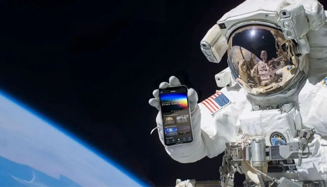NASA will finally let astronauts take smartphones to the Moon
