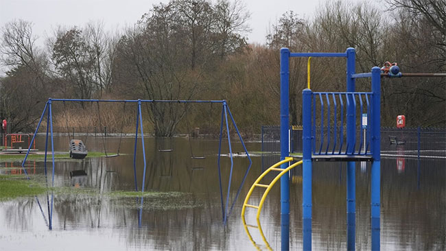 Fresh heavy rain warning issued in UK amid hundreds of flood alerts