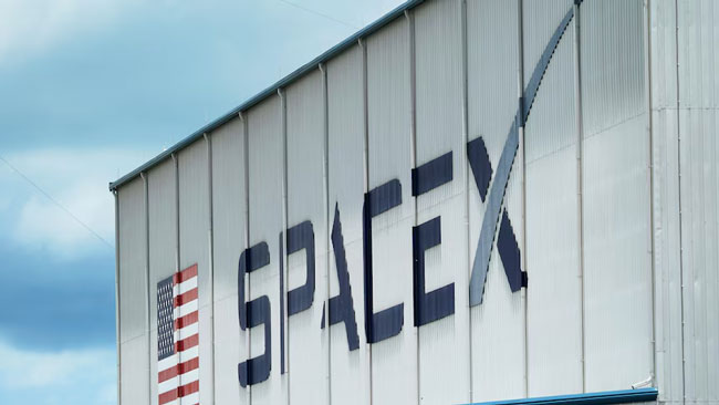 SpaceX to build �self-growing city� on Moon, Elon Musk says