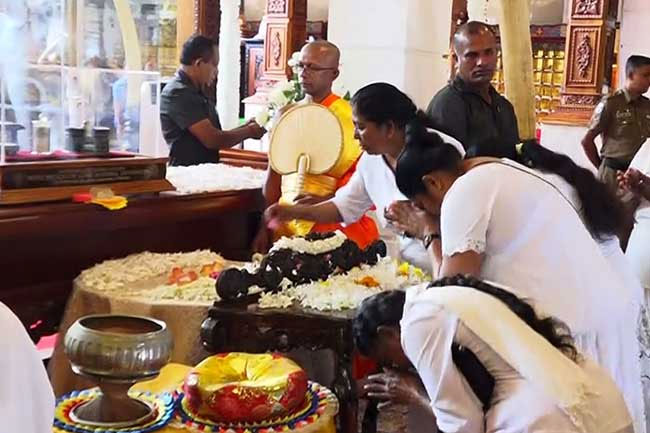 Exposition of sacred Devnimori relics at Gangaramaya draws to a close