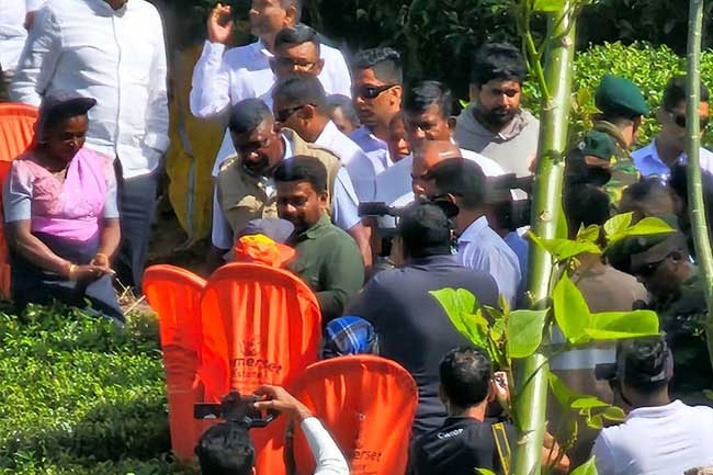 President meets plantation workers in Nanu Oya, receives warm welcome