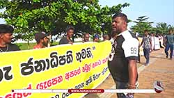 Fishermen continue 'Satyagraha' for eighth day over seine fishing ban (English)