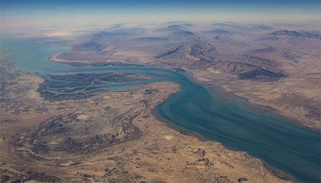 Iran�s Revolutionary Guards begin military drills in Strait of Hormuz