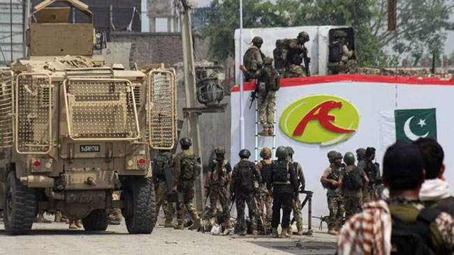 Militants kill 11 Pakistani security personnel, one child near Afghan border, army says