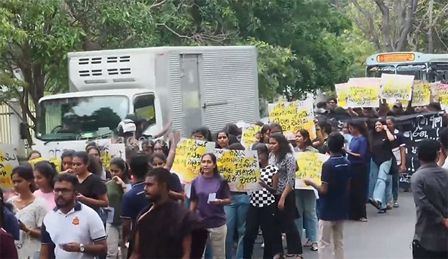 Traffic congestion reported due to protest stage by Colombo University students 