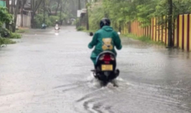 Heavy rains hit Batticaloa, several roads inundated