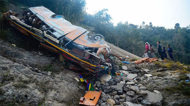 19 killed in bus crash in Nepal