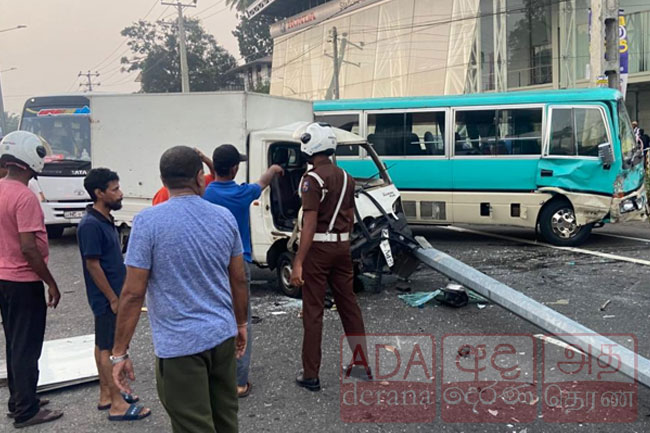 Heavy traffic on Colombo�Piliyandala road after lorry and school van crash
