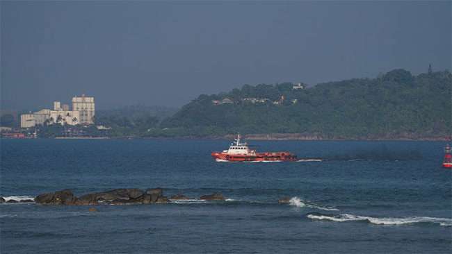 Coast Guard personnel clean up oil spillage in seas off Hikkaduwa 