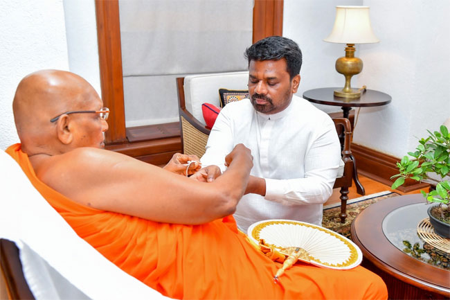 President receives blessings from Ven. Ittapana Dhammalankara Thero