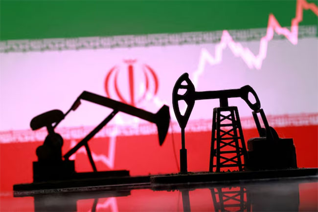 US Issues 30-day sanctions waiver for sale of Iranian oil at sea