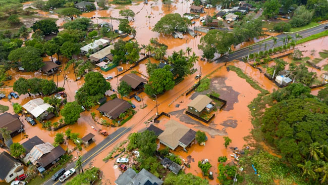 Thousands evacuated as Hawaii faces worst flooding in 20 years