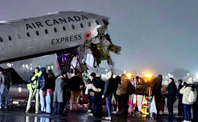 Air Canada Express jet hits ground vehicle, closing New York�s LaGuardia airport