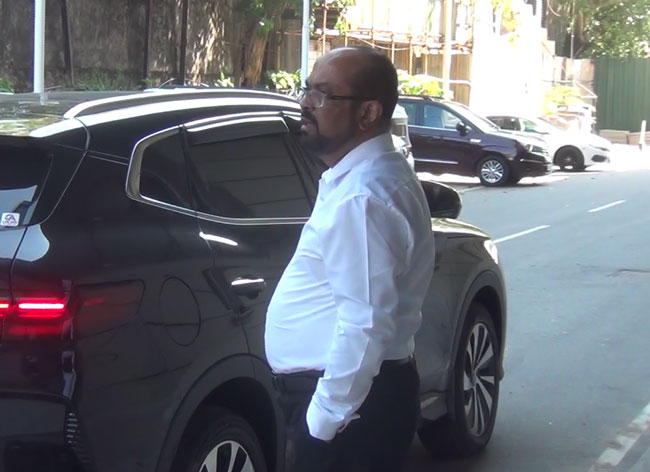 Energy Minister Kumara Jayakody arrives at Colombo High Court