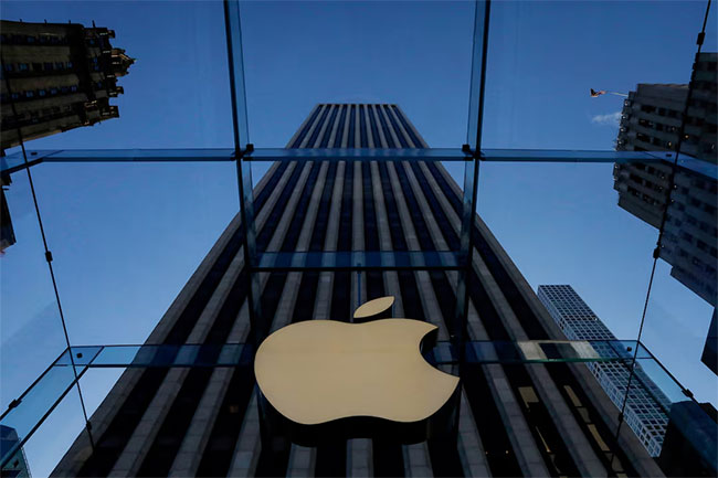 Apple plans to open Siri to rival AI services, Bloomberg News reports
