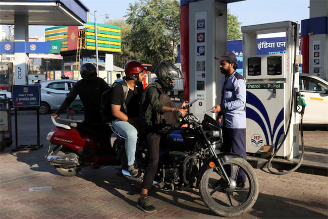 India makes first Iranian oil buy in seven years with no payment problems