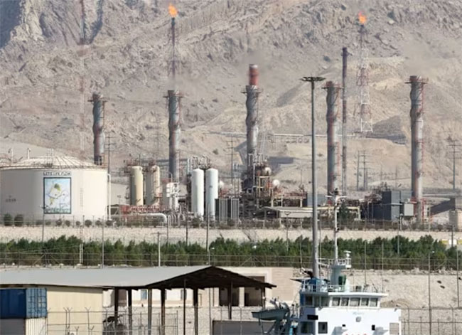 Israel hits Iran�s largest petrochemical complex after Trump threat