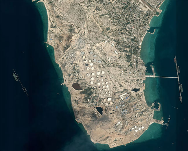 Several large explosions heard on Kharg Island hours before Trump deadline