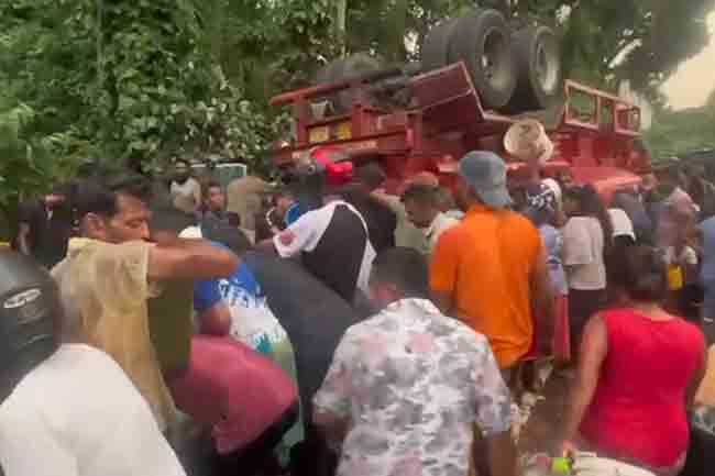 Fuel bowser overturns on BadullaColombo road